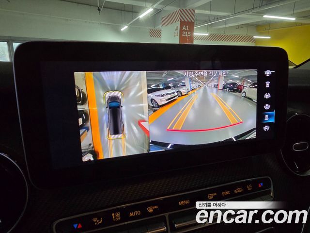 Mercedes-Benz V-Class 2022 — photo 15