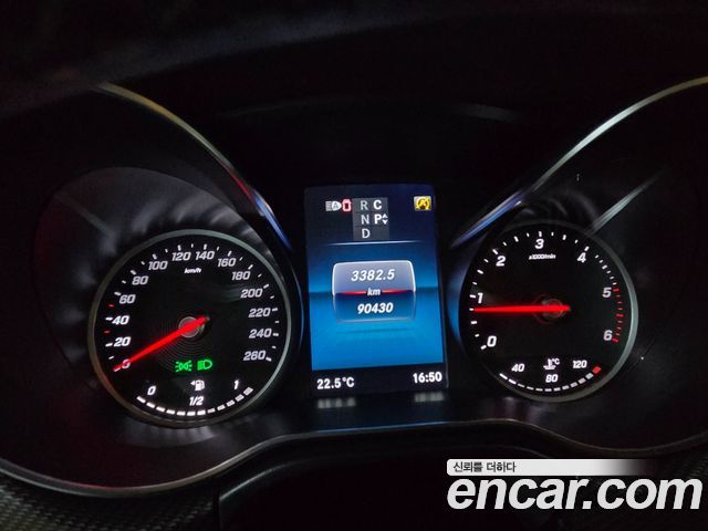 Mercedes-Benz V-Class 2022 — photo 16