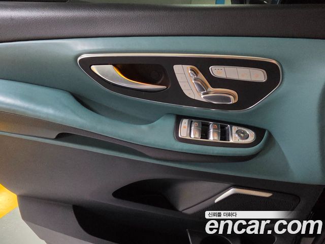 Mercedes-Benz V-Class 2022 — photo 18