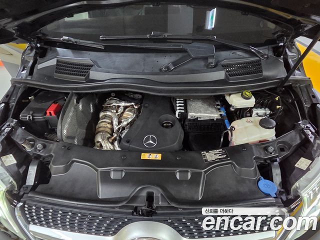 Mercedes-Benz V-Class 2022 — photo 20