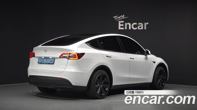 Tesla Model Y 2023 — photo 2