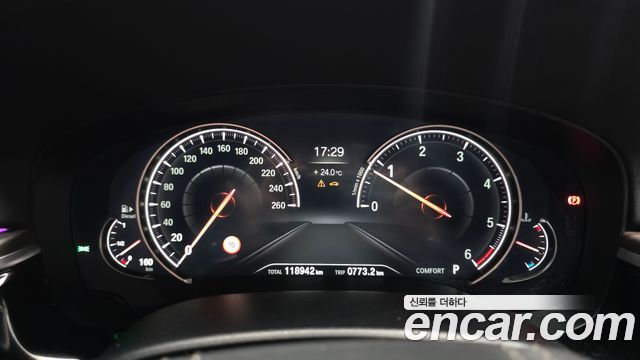 BMW 5-Series 2018 — photo 11