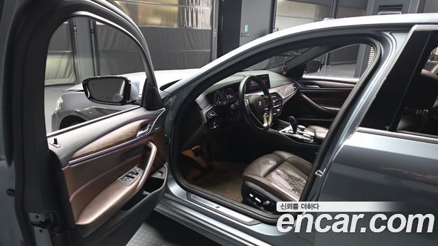 BMW 5-Series 2018 — photo 13