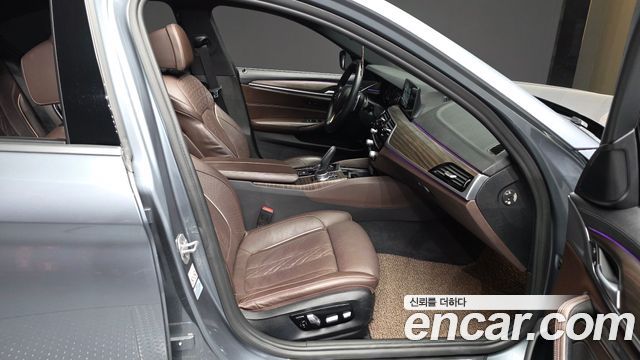 BMW 5-Series 2018 — photo 17