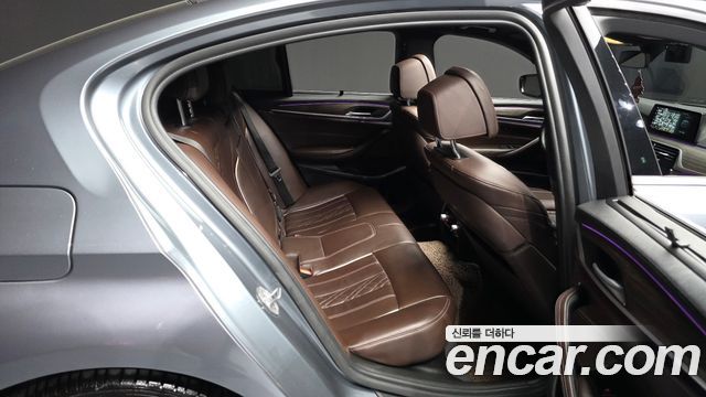 BMW 5-Series 2018 — photo 18