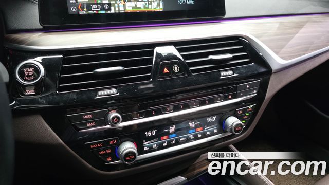 BMW 5-Series 2018 — photo 22