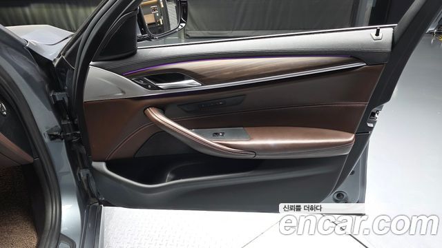 BMW 5-Series 2018 — photo 14