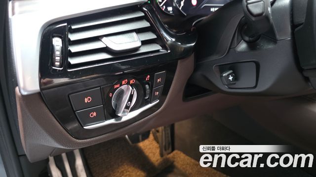 BMW 5-Series 2018 — photo 29