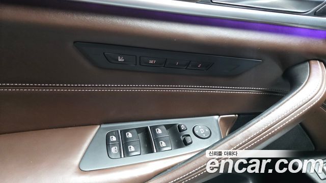 BMW 5-Series 2018 — photo 33