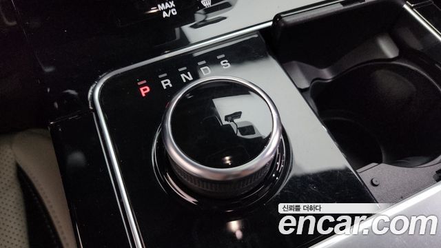 Land Rover Range Rover Velar 2019 — photo 12
