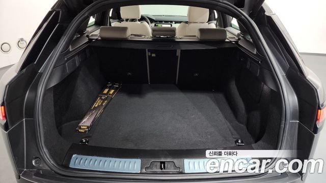 Land Rover Range Rover Velar 2019 — photo 25