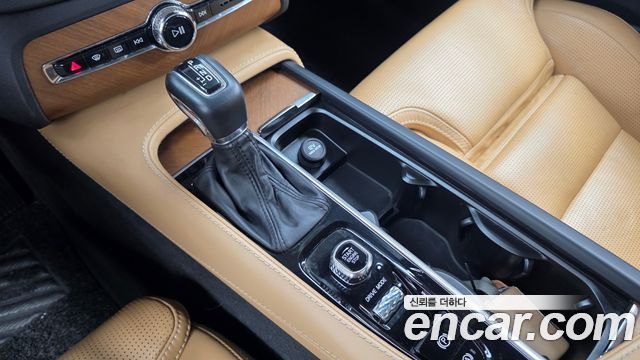 Volvo XC90 2019 — photo 12