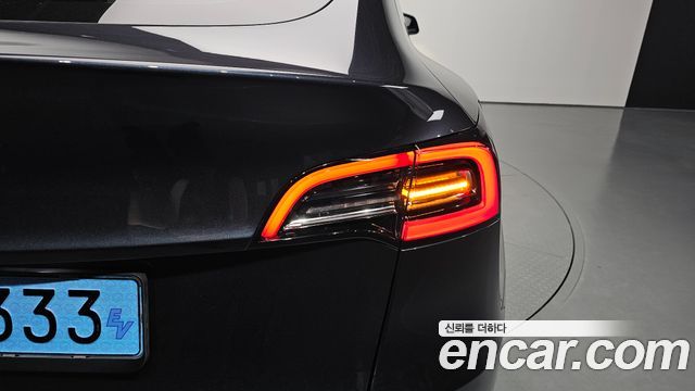 Tesla Model Y 2025 — photo 9