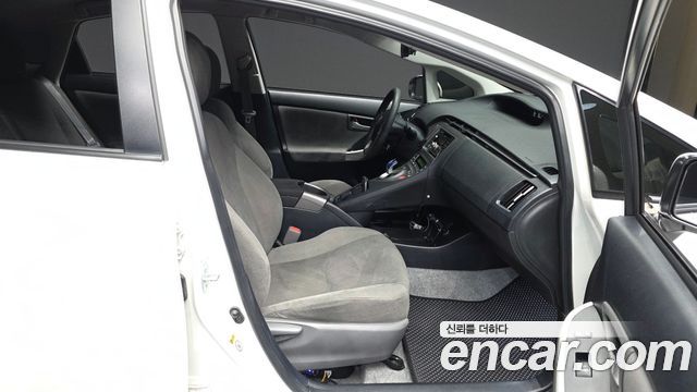 Toyota Prius 2015 — photo 17