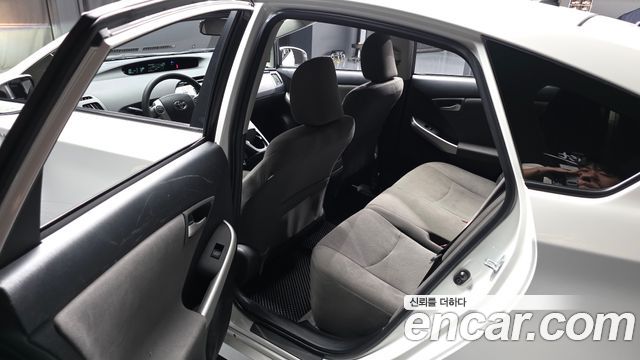 Toyota Prius 2015 — photo 16