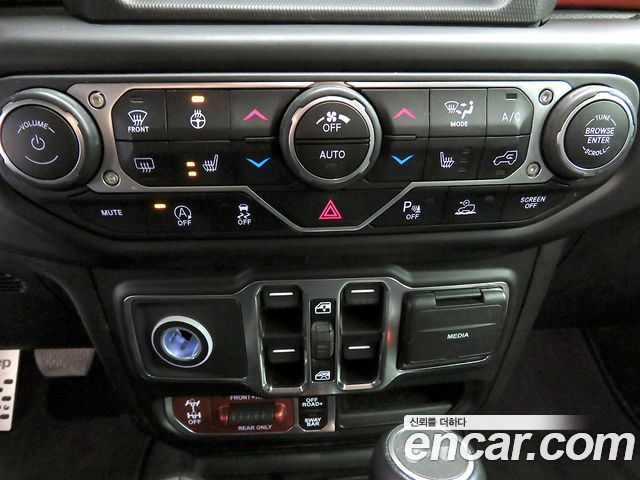 Jeep Wrangler 2021 — photo 15