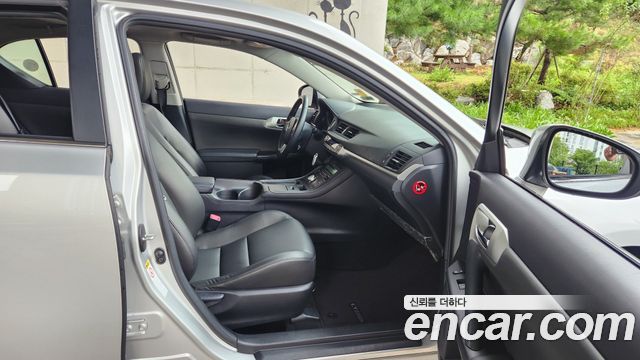 Lexus CT200h 2011 — photo 11