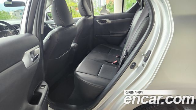 Lexus CT200h 2011 — photo 12