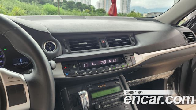 Lexus CT200h 2011 — photo 14