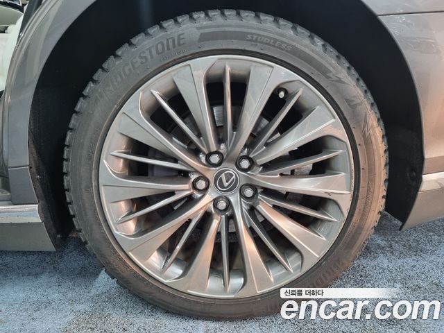 Lexus LS 2020 — photo 12