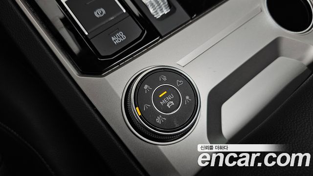 Volkswagen Touareg 2020 — photo 28