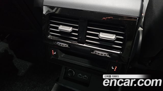 Volkswagen Touareg 2020 — photo 32