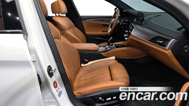 BMW 5-Series 2017 — photo 11