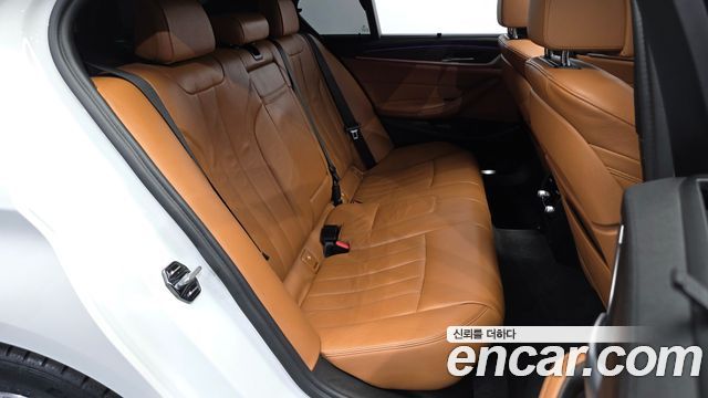 BMW 5-Series 2017 — photo 12