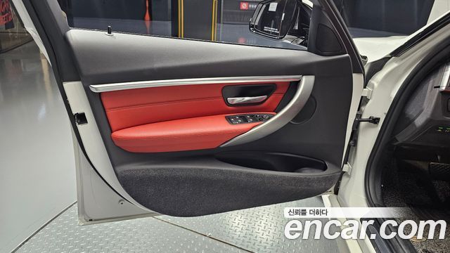 BMW 3-Series 2018 — photo 14