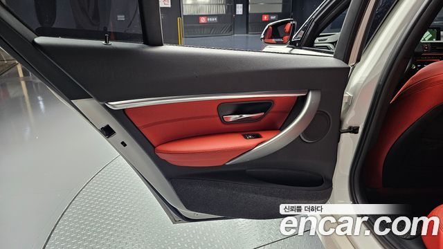 BMW 3-Series 2018 — photo 15