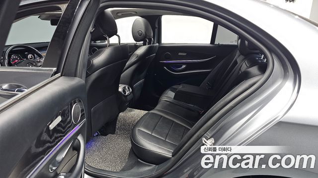 Mercedes-Benz E-Class 2018 — photo 17