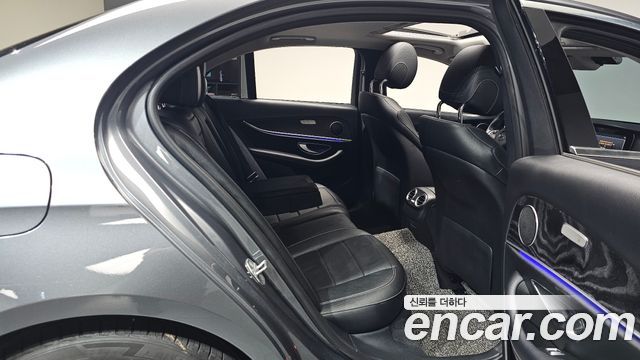 Mercedes-Benz E-Class 2018 — photo 18