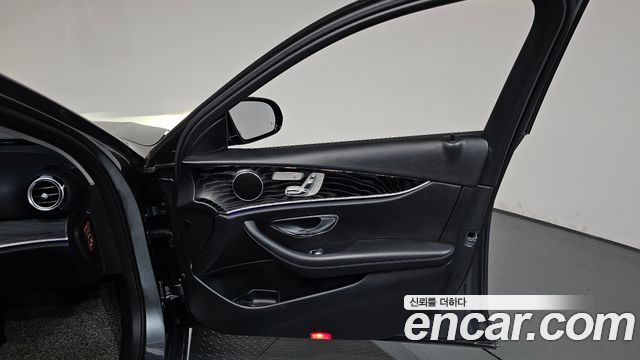 Mercedes-Benz E-Class 2018 — photo 14