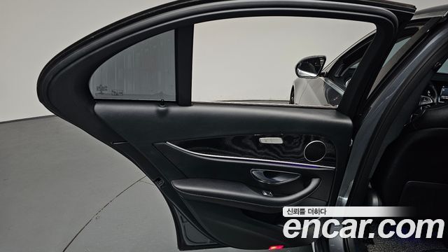Mercedes-Benz E-Class 2018 — photo 15