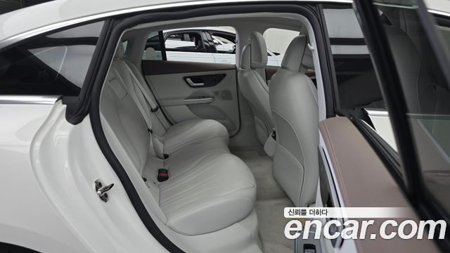 Mercedes-Benz EQE 2024 — photo 12