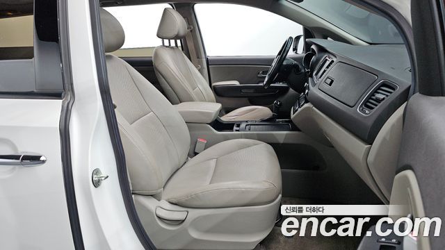 Kia Canival 2016 — photo 18