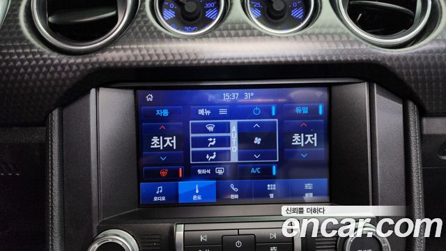 Ford Mustang 2022 — photo 24