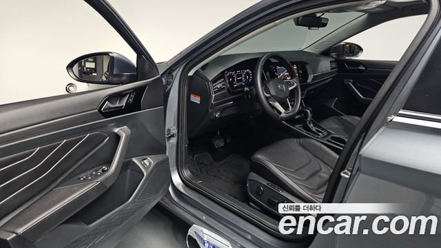 Volkswagen Jetta 2023 — photo 13