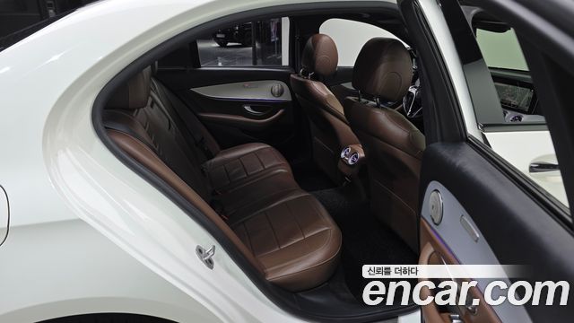 Mercedes-Benz E-Class 2021 — photo 17