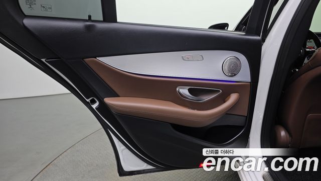 Mercedes-Benz E-Class 2021 — photo 15