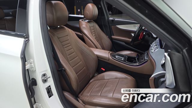 Mercedes-Benz E-Class 2021 — photo 16