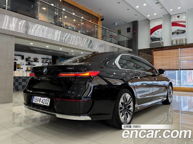 BMW 7-Series 2023 — photo 2