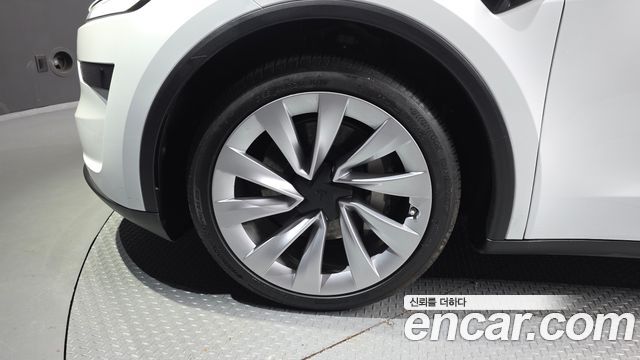 Tesla Model Y 2025 — photo 5