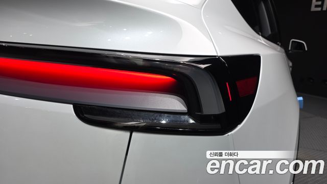 Tesla Model Y 2025 — photo 9