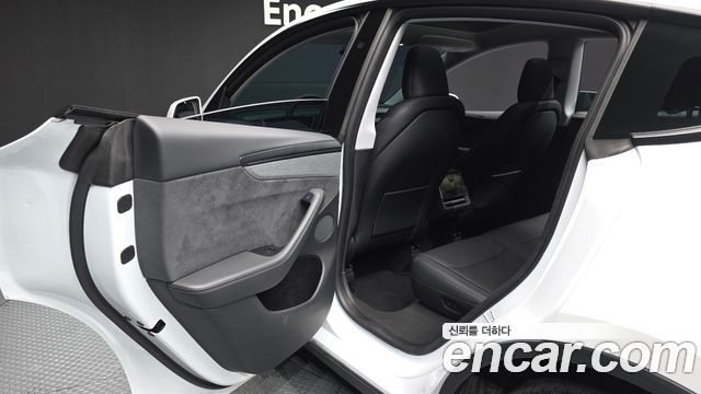 Tesla Model Y 2025 — photo 16