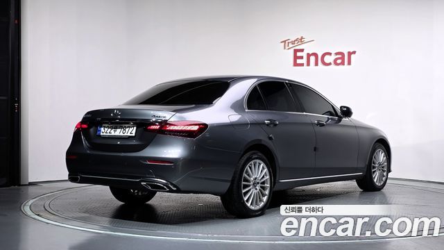 Mercedes-Benz E-Class 2023 — photo 2