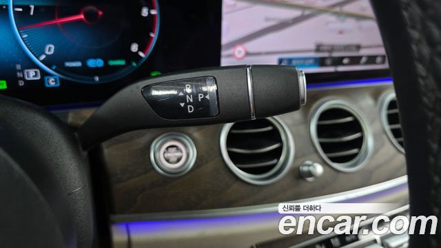 Mercedes-Benz E-Class 2023 — photo 9