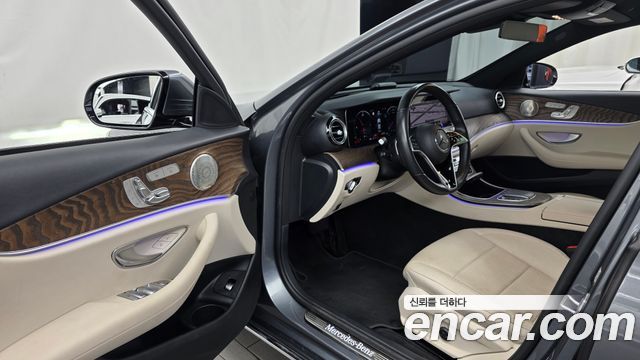 Mercedes-Benz E-Class 2023 — photo 10