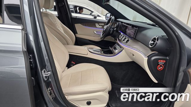 Mercedes-Benz E-Class 2023 — photo 11