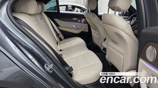 Mercedes-Benz E-Class 2023 — photo 12